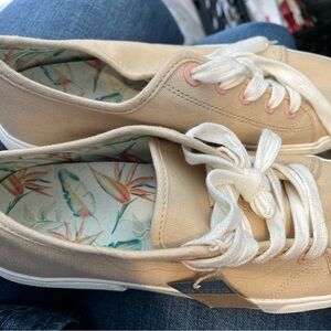 Vionic Beige Canvas Women's Sneakers with Pink Eyelets